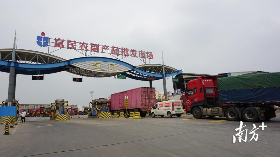 走进沙角社区的富民农副产品批发市场,到处都是忙碌的身影